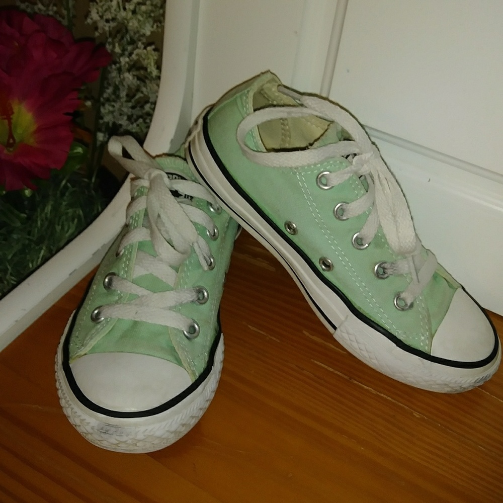 Lowtop kids converse tennis shoes